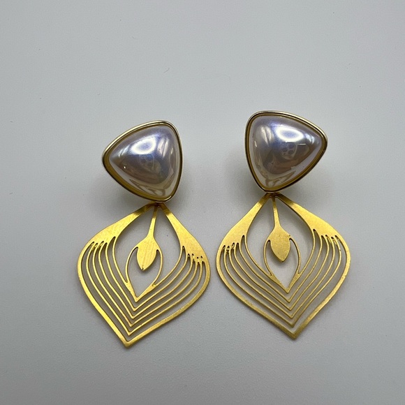 Delicate Art Deco-Inspired Dangle Earrings- Gold Elegant Stylish Earrings - Picture 4 of 16